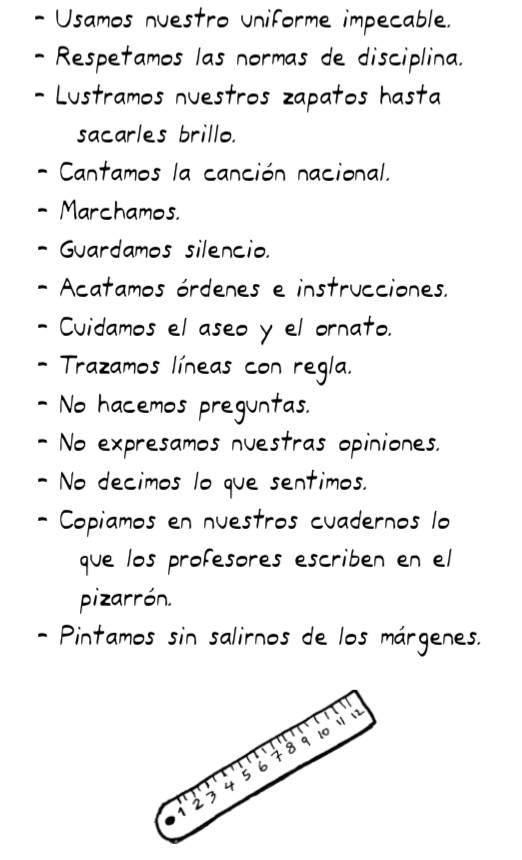 Bol de palomitas sobre las piernas de una mujer con pantalón de pijama  corto. Noche de películas. Stock Photo