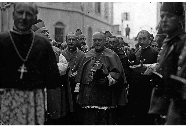 Foto en blanco y negro de un grupo de personas en la calle
Descripción generada automáticamente