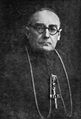 Imagen en blanco y negro de una persona
Descripción generada automáticamente con confianza media