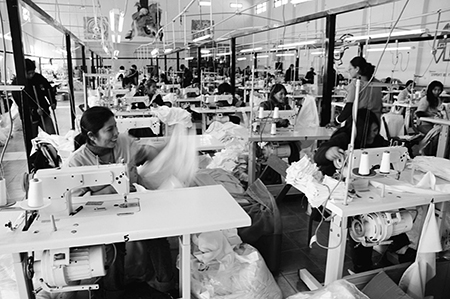 Descripción: Macintosh HD:Users:sabrinaroth:Documents:Trabajo:TUPAC:Fotos:Fotos Muestra Aniversario final:Fábrica Textil en Alto Comedero.jpg