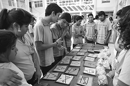 Descripción: Macintosh HD:Users:sabrinaroth:Documents:Trabajo:TUPAC:Fotos:2014:2014 10 31 Kermes de Matematica en el Olga Aredez:kermes.jpg