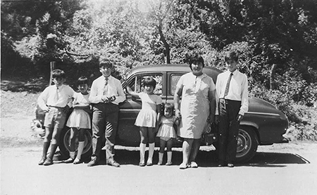 Descripción: D:\Documents\A Libros\MILAGRO\Varios\Imagenes\La familia con el auto.jpg